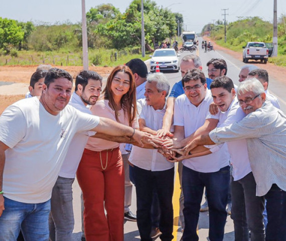 Rafael Fonteles recupera rodovias em vários municípios do Norte do Piauí